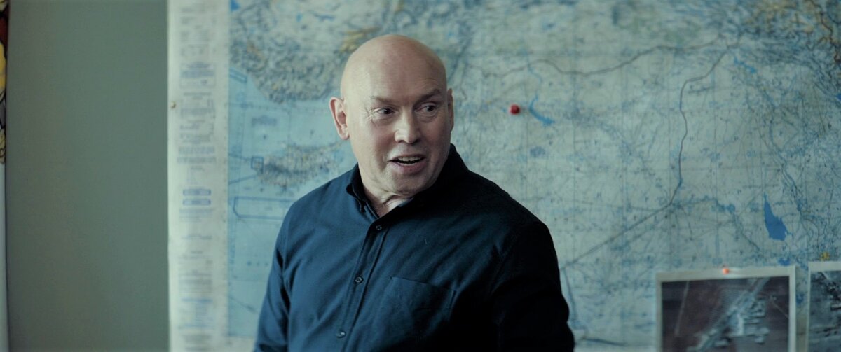 Герой Виктора Сухорукова роднит фильм Чадова с «Братом». 
Кадр из к/ф «Своя война. Шторм в пустыне». 