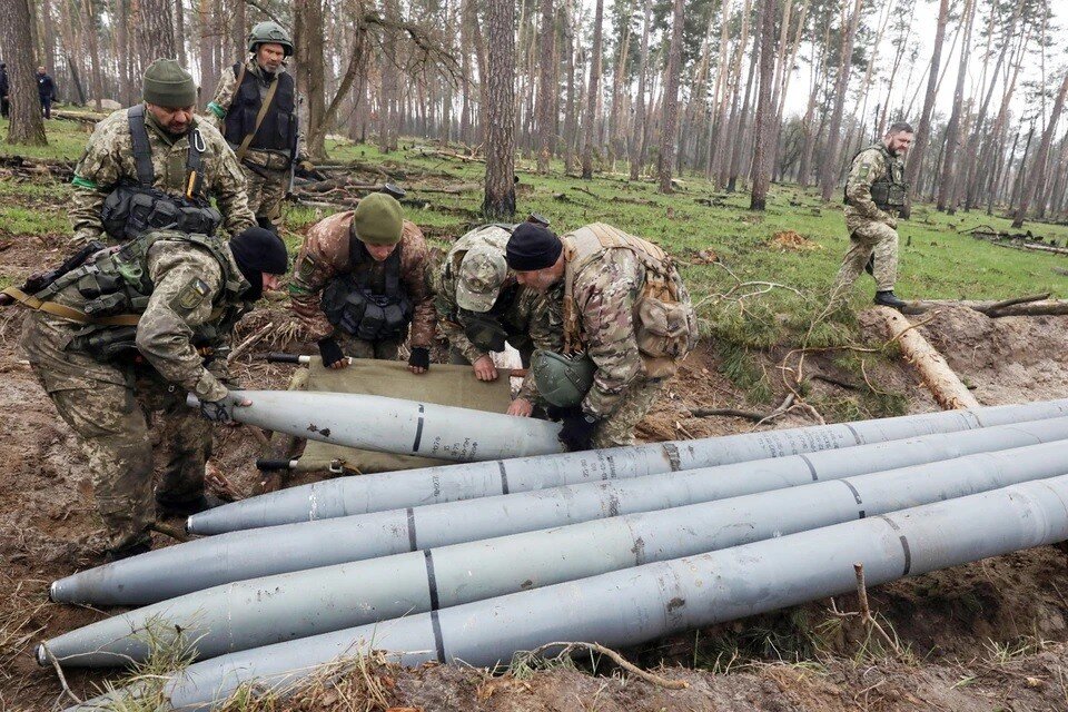     Украинские военные дистанционно разбрасывают "подлые" мины всего в пяти километрах от границы России  REUTERS