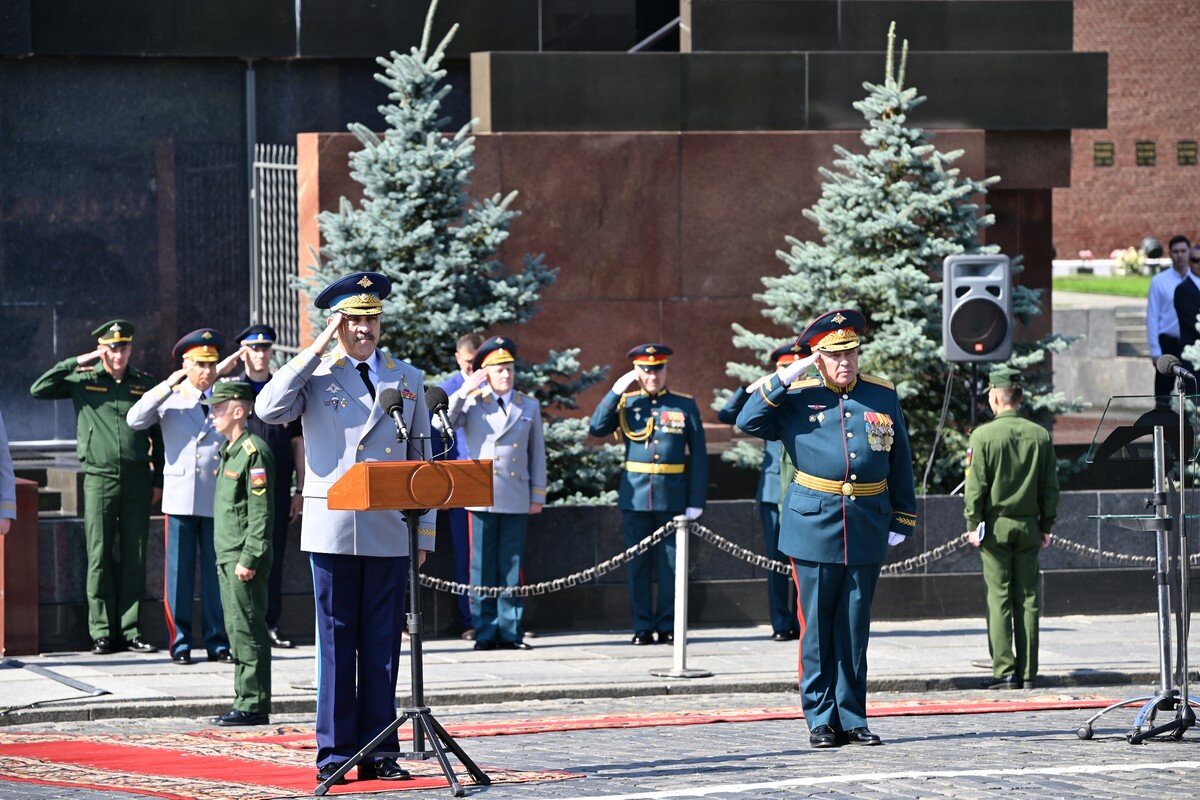 Сегодня выпуск. Общевойсковое командное училище Москва. Выпуск МОСВОКУ. Выпуск МВОКУ на красной площади. Командное училище на красной площади.