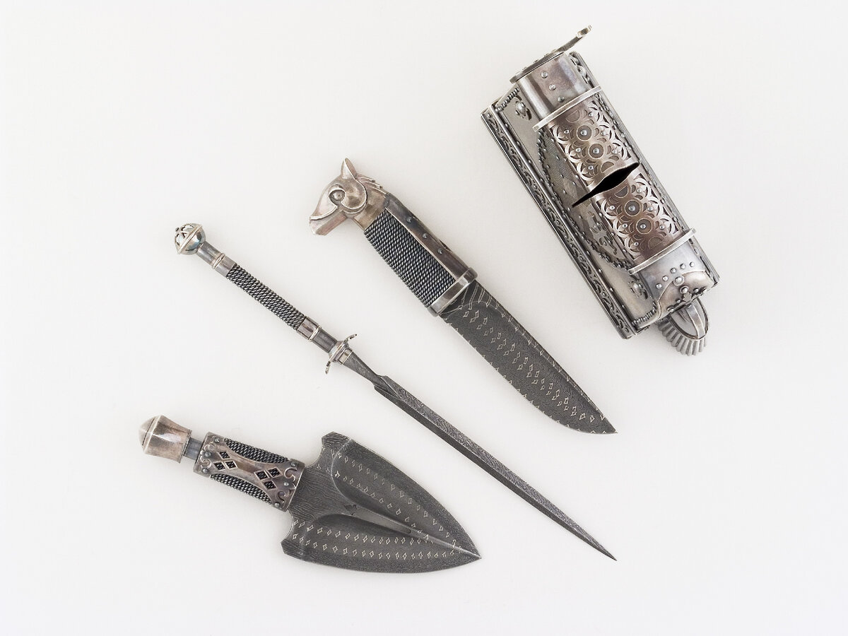 Материалы: дамасская сталь с никелем, белый металл, дерево