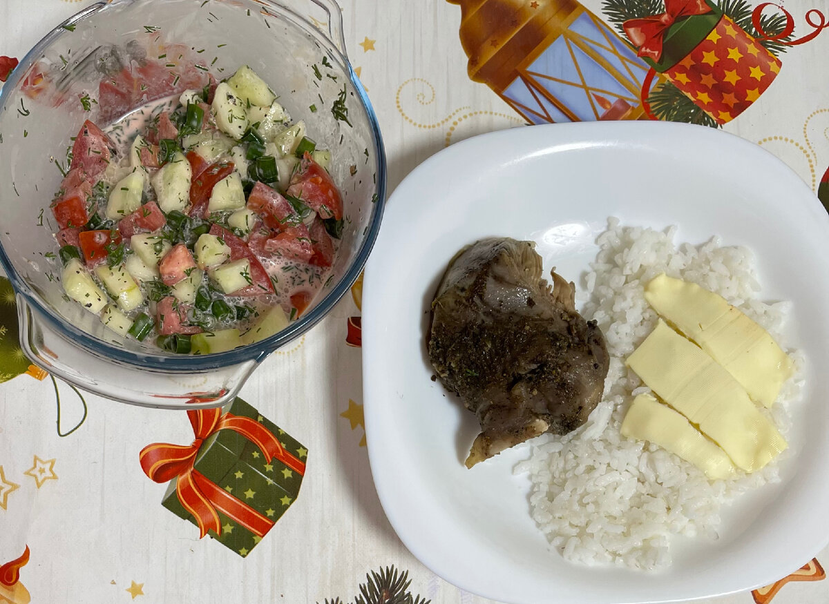 Салат, бедро индейки, рис, масло.