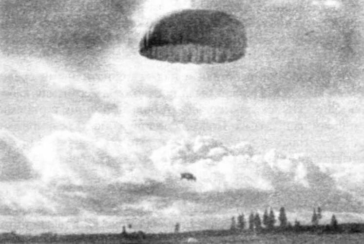 Автомобиль приземляется на грузовом парашюте.