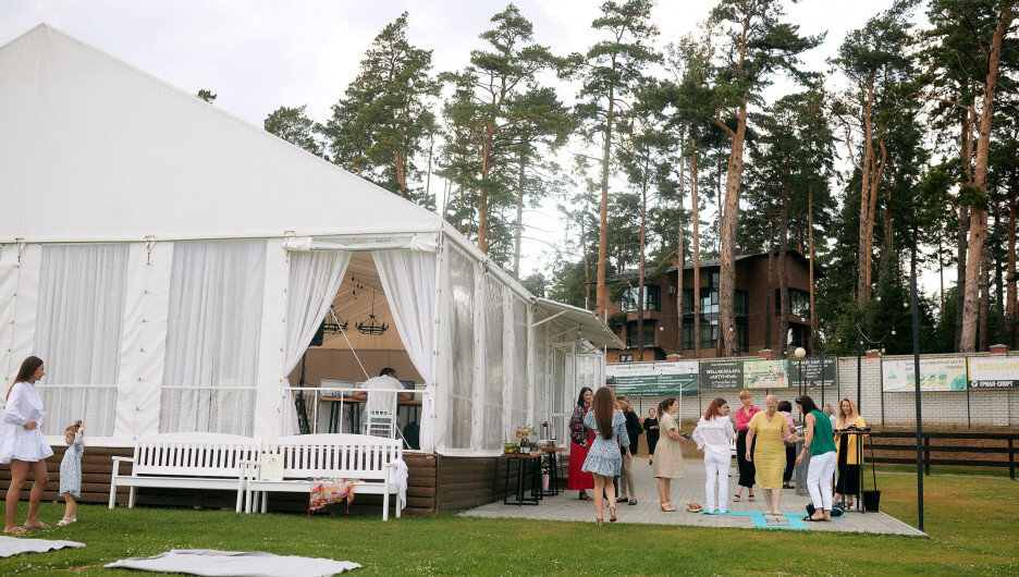 «Гаражная распродажа» в шатре «Монблан». Клуб SOVERSHENSTVO.