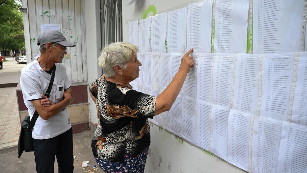    Местные жители ожидают получения пенсии у почтового отделения на проспекте Металлургов в Мариуполе© РИА Новости / Илья Питалев