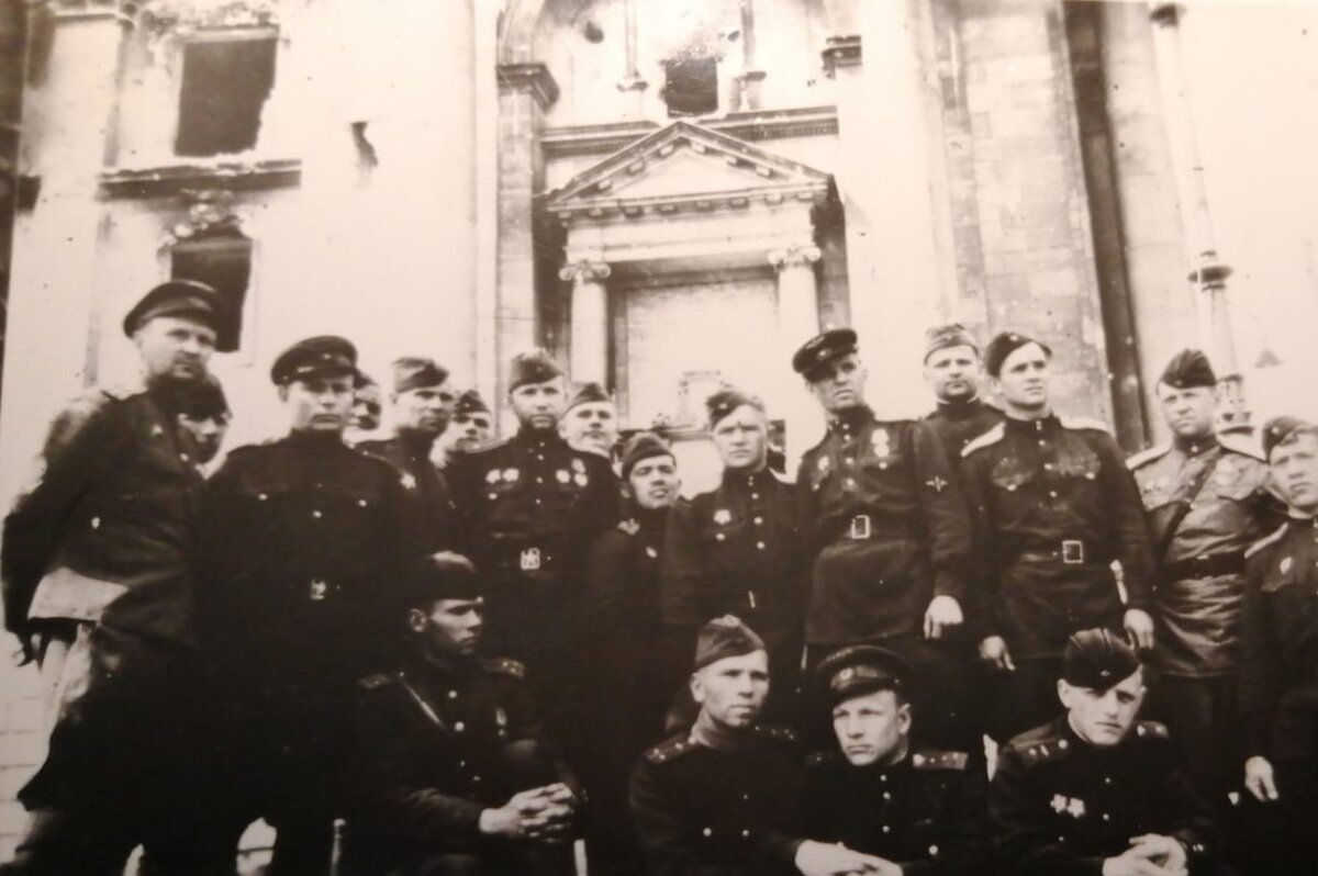 у стен Рейхстага, они дошли, чтобы никогда не повторялось!!!( из архива Заболотских А.В.)