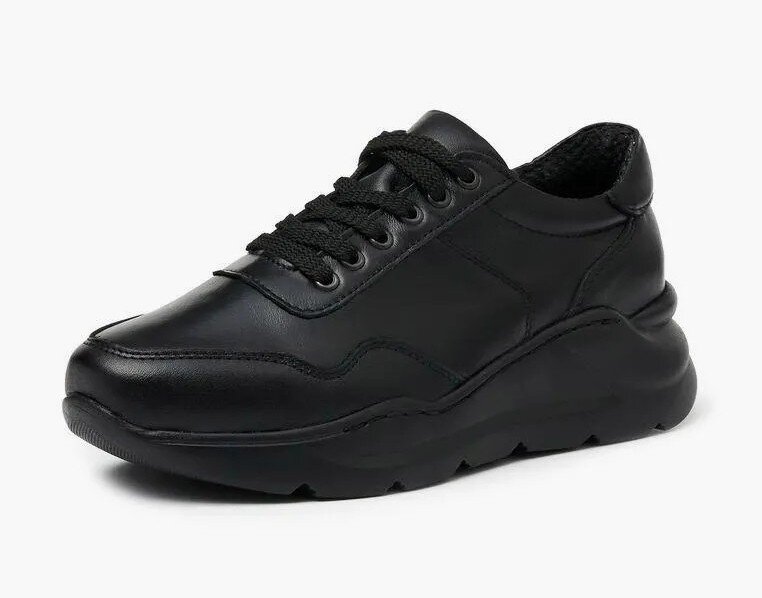    Модные черные кожаные кроссовки в минималистичном стиле подходят для повседневных луков