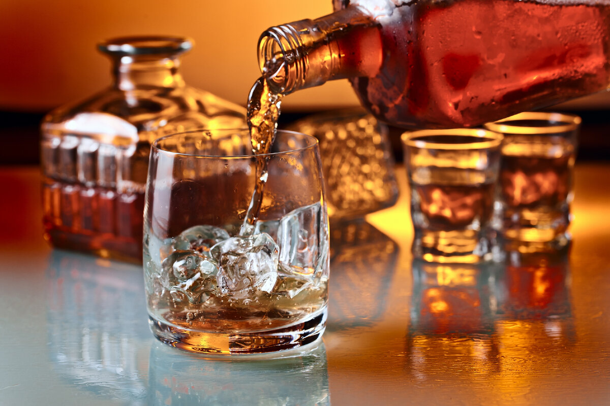 Виски (с) wallpapersgood.ru/food/led-stakan-alkogol-viski-glass-glasses-alcoholic-beverages-w109120/download/1024x1024