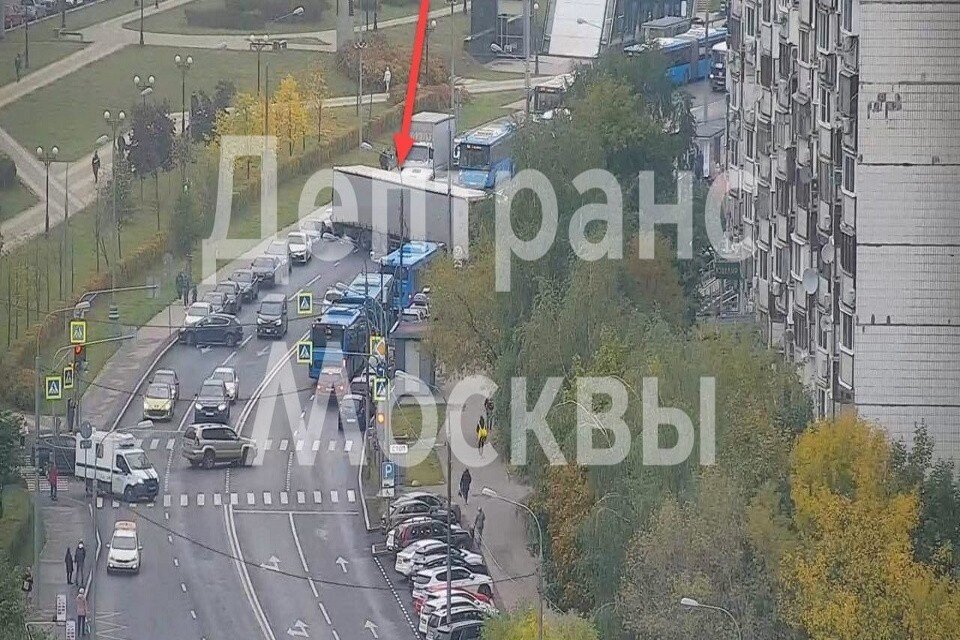     Движение на Митинской улице в Москве перекрыто из-за ДТП с грузовиком  Департамент транспорта Москвы