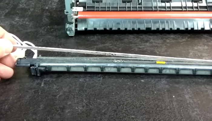 Фото 15. Наносим на термопредохранитель маленькую каплю термопасты