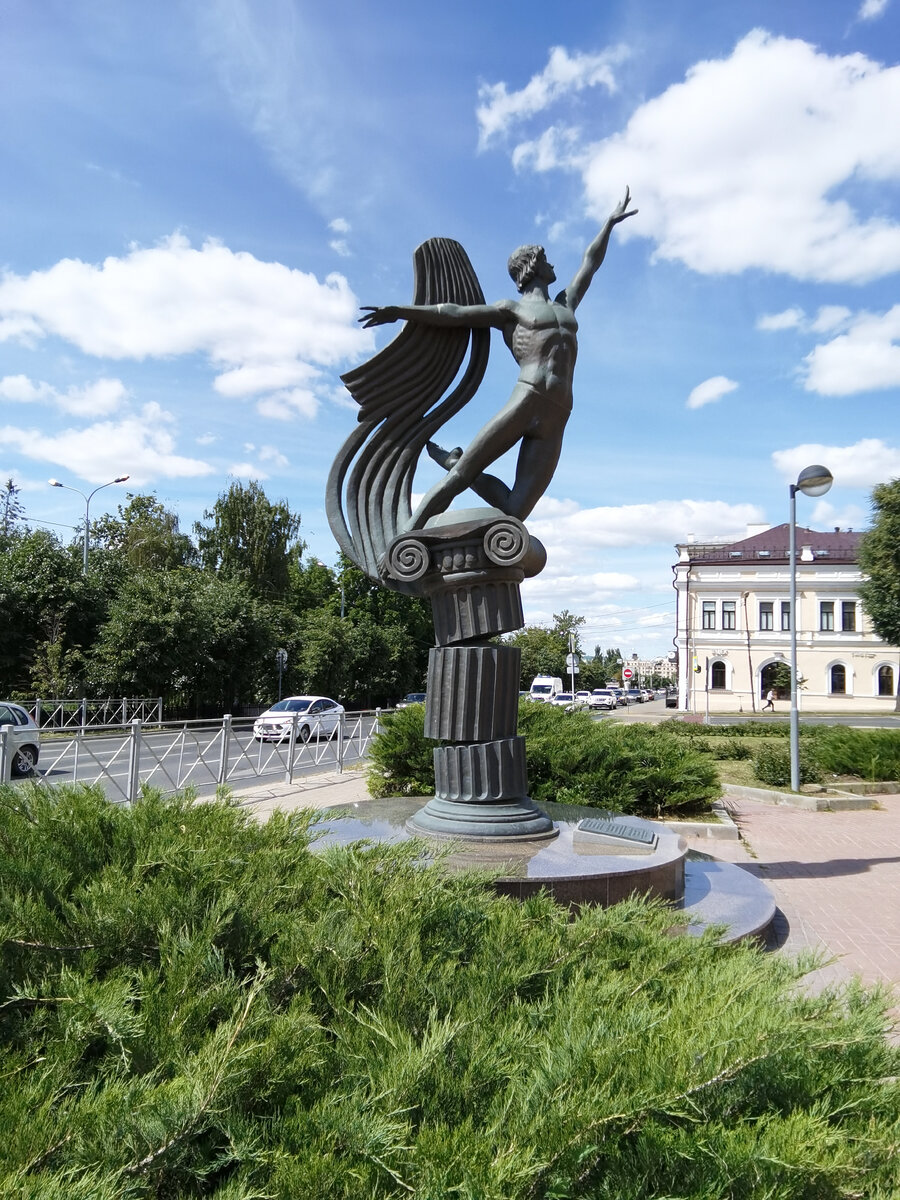 Памятник Рудольфу Нуриеву на Большой Красной - падающий Икар.