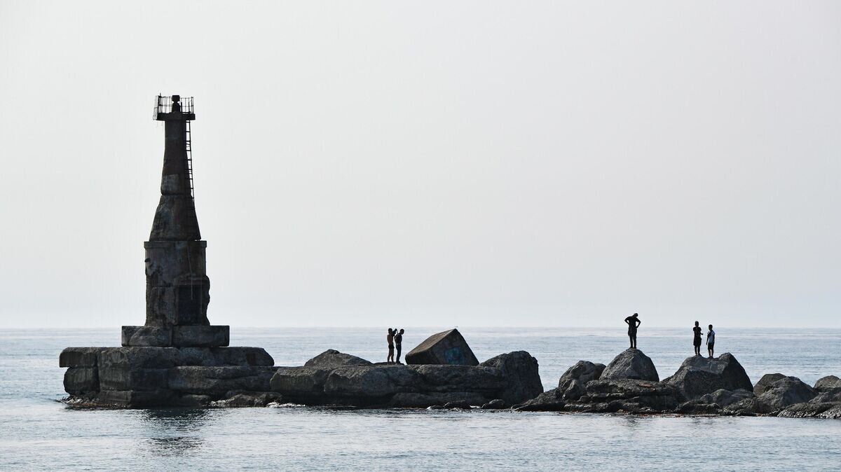    Маяк у захода в южный порт Холмска© РИА Новости / Александр Кряжев