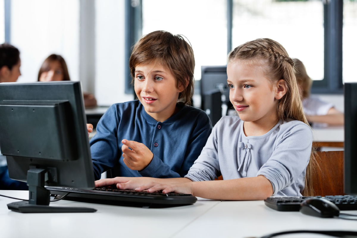 Компьютерный урок в школе. Компьютер для детей. Компьютер для школьника. Ребенок за компьютером. Школьник в интернете.