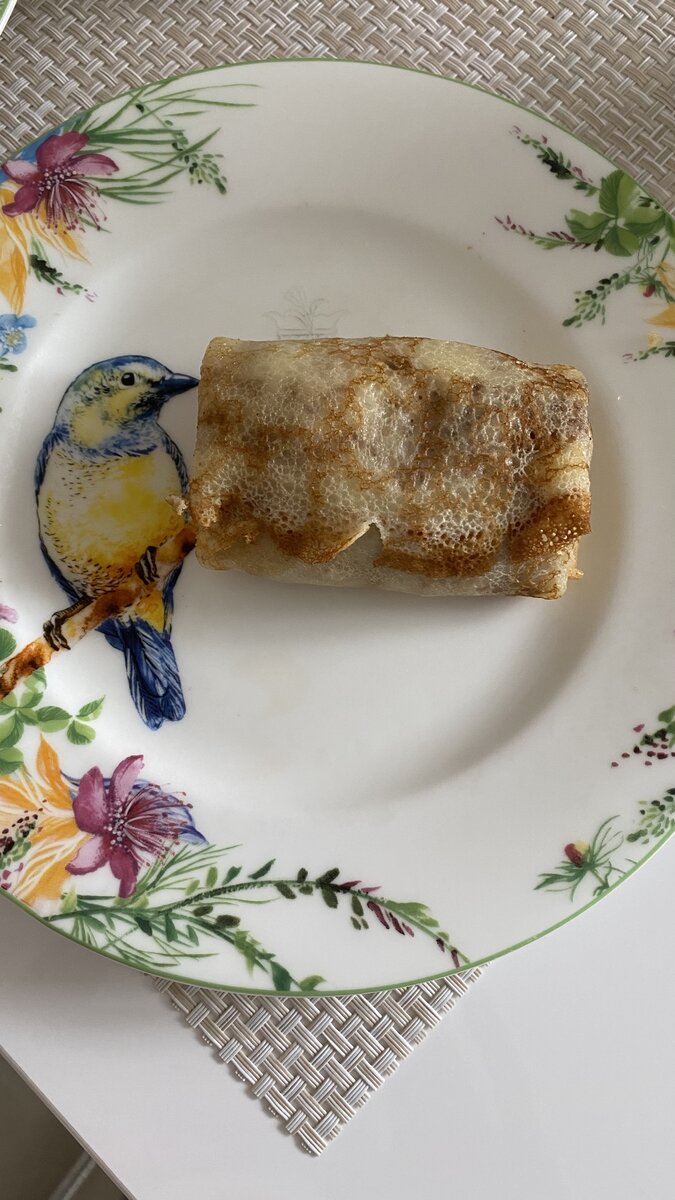 Настоящие блинчики с мясом! Мясо отваривается, отдельно обжаривается репчатый лук на топленом масле, солим, перчим, Мясо и лук пропускается через мелкую решетку на мясорубке. добавляем рубленое, отварное яйцо. Заворачиваем начинку и сверху поливаем Горячий блин!  растопленным сливочным маслом! 