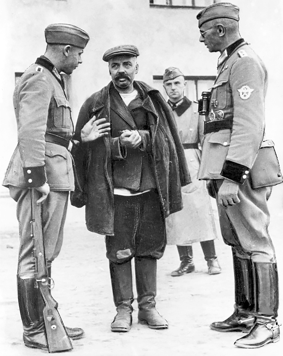 Генерал-майор Романов Михаил Тимофеевич, командир 172 СД, задержан немцами в гражданской одежде, 22 сентября 1941 г. 