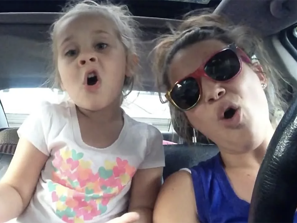 Видео девочка мама поет. Девочка поёт в машине. Машины пела. Мама с дочкой поют. Дети поют в машине.
