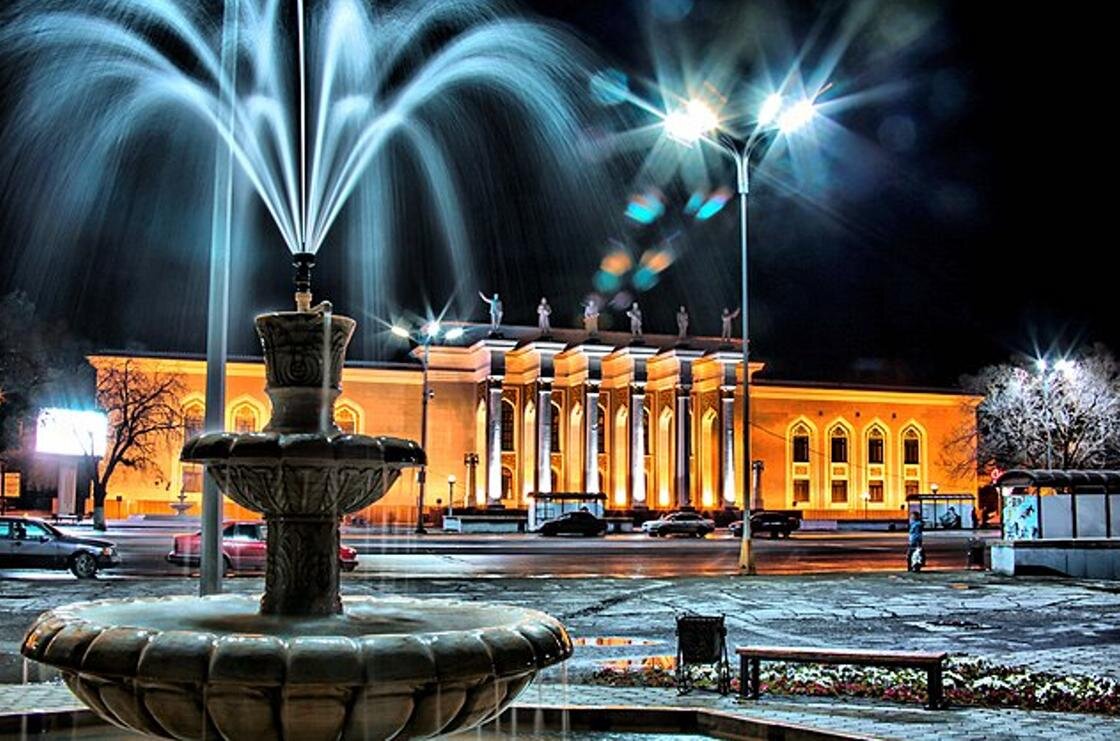    Дворец и площадь с фонтаном перед ним:Wikimedia/Шангин Андрей