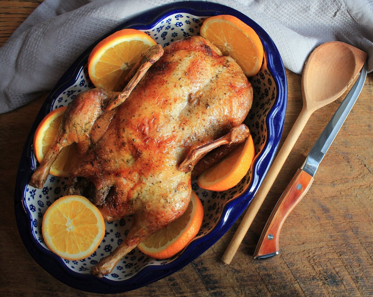 Запеченная утка с апельсинами в духовке станет прекрасным блюдом для праздничного стола. Приятная цитрусовая кислинка сделает мясо более изысканным и ароматным.