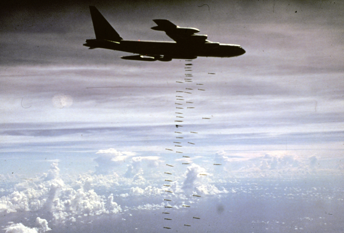 Высота бомбардировщика. Б52 бомбардировка. Б-52 ковровые бомбардировки Вьетнам. B 52 бомбардировка во Вьетнаме. Б-52 бомбардировщик во Вьетнаме.