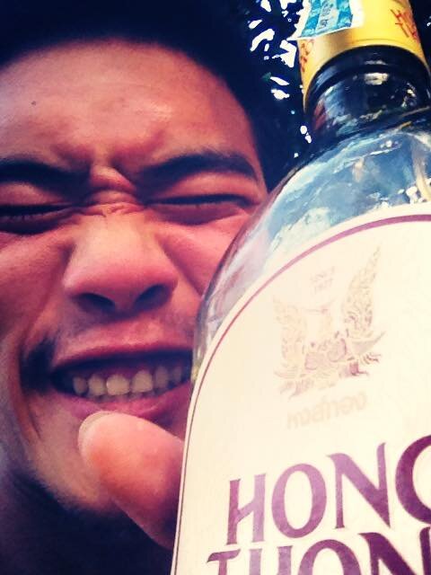 Наш друг любит тайский бренди Хонг Тонг