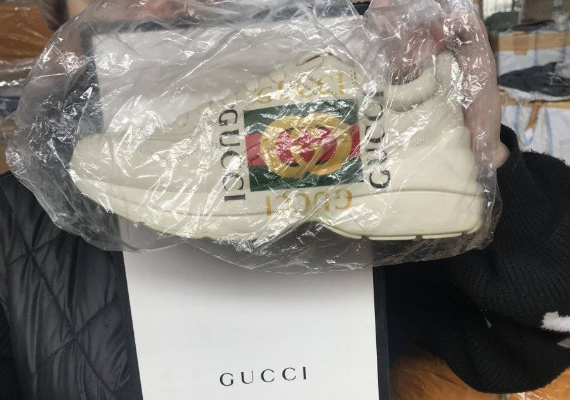 Фотография обуви, которую продает государство 