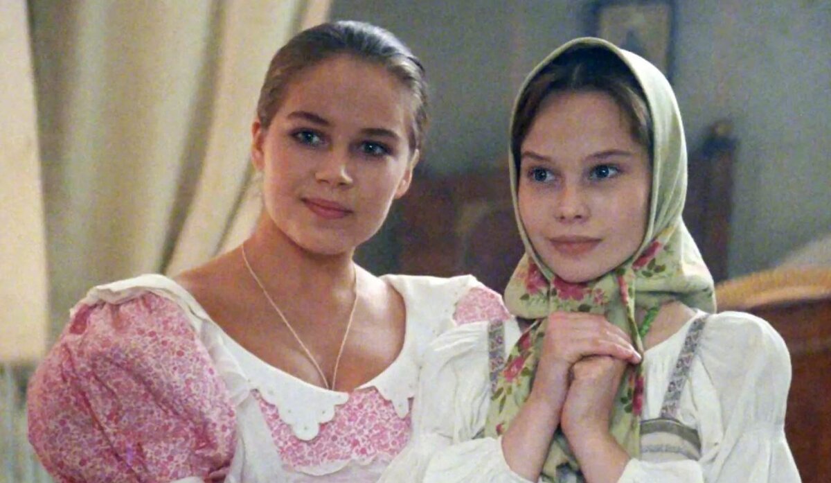 Кадр из фильма «Барышня-крестьянка». Екатерина Редникова в роли служанки Насти и Елена Корикова в роли Елизаветы Григорьевны (Лизы) Муромской