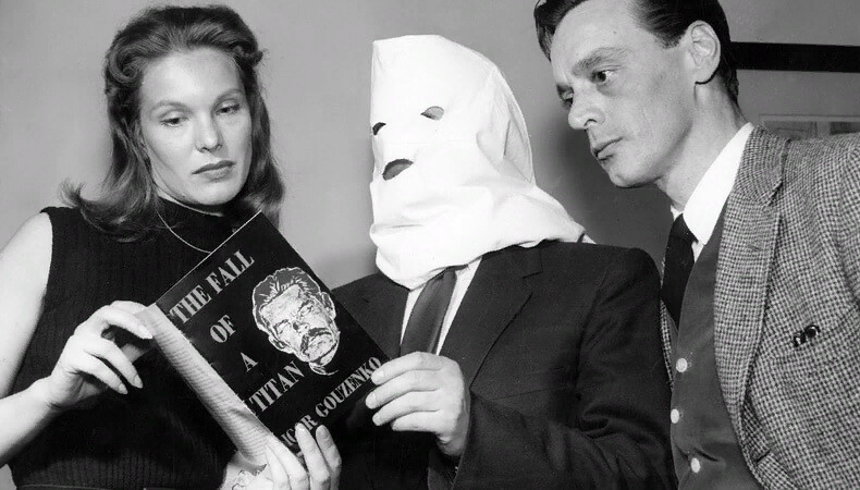 На публике Игорь Гузенко появлялся редко и только в маске. На снимке он держит в руках свою книгу «Падение титана».