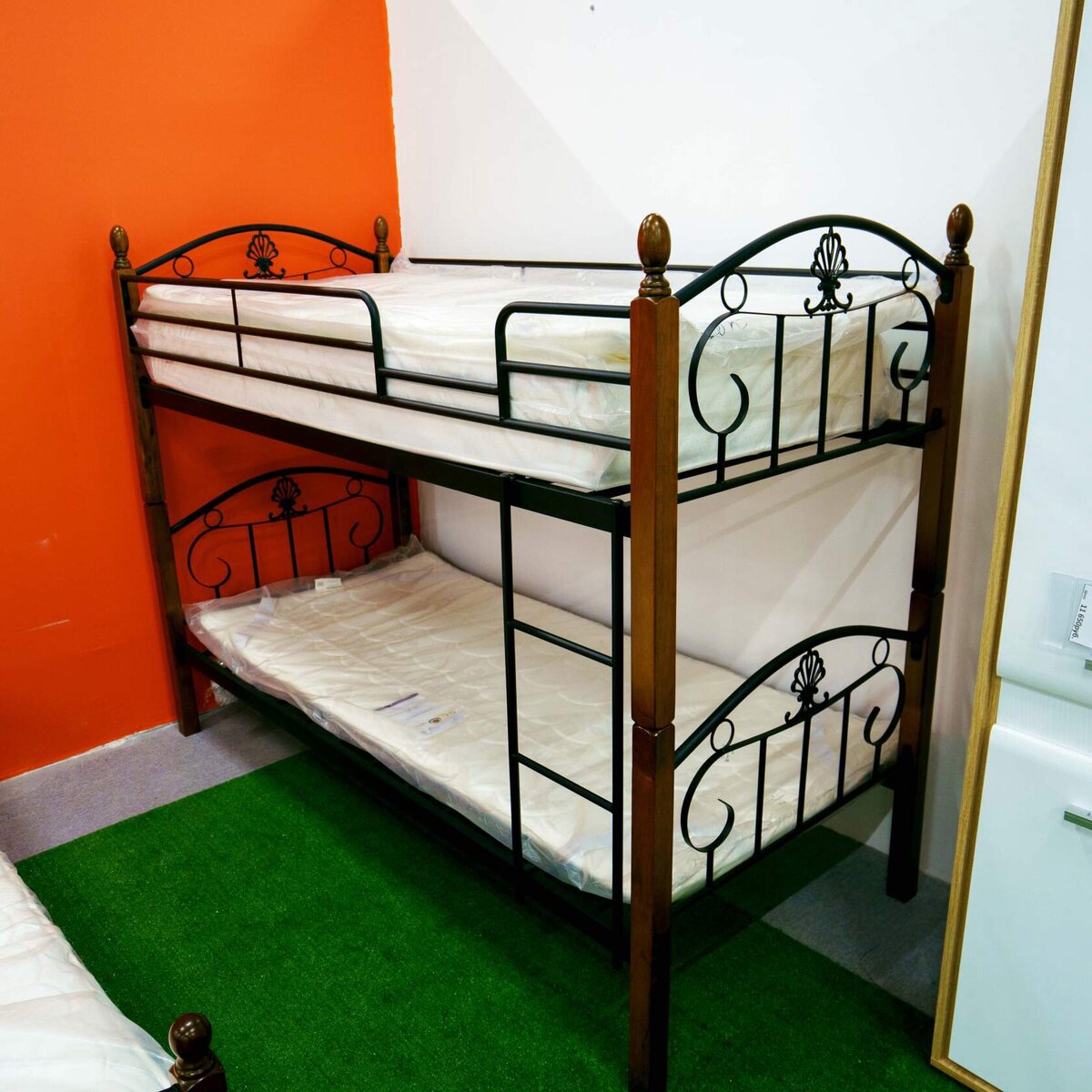 Двухъярусная кованная кровать для подростковой комнаты. Источник – личные фото.