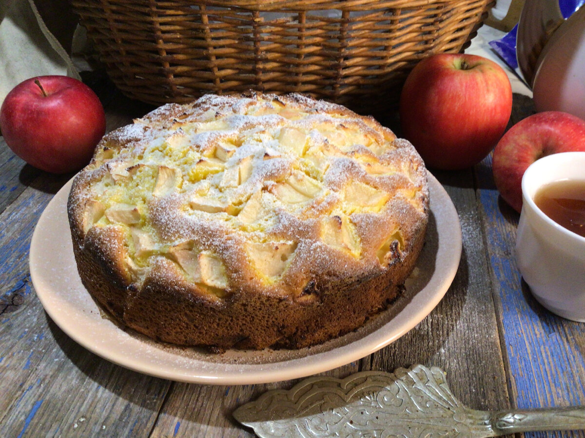 Полезная шарлотка с яблоками без сахара