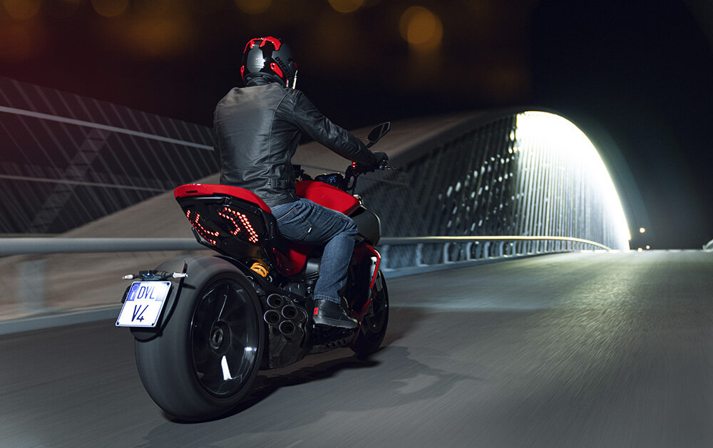 Ducati Diavel и девушка