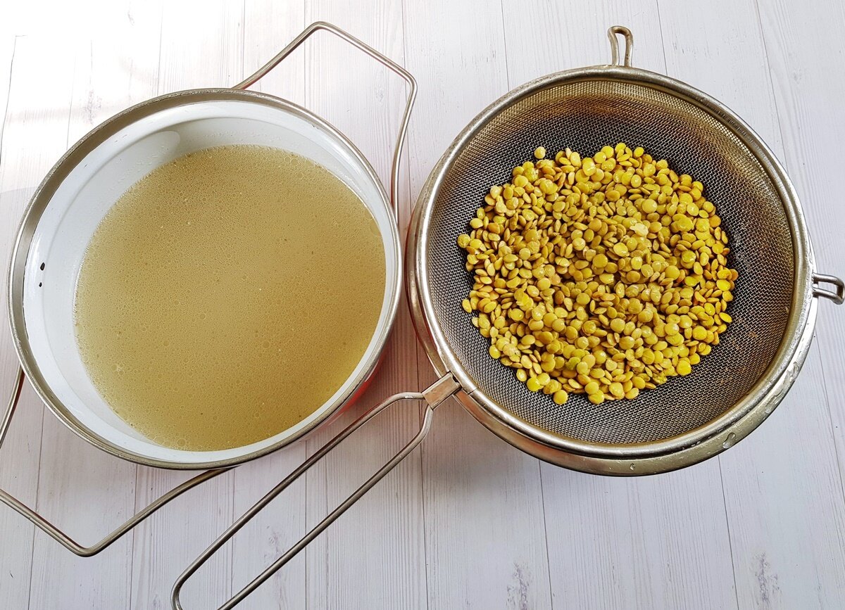 Замачивание чечевицы. Нужно ли замачивать чечевицу на ночь. Чечевица вымачивание. Чечевица замоченная. Чечевица замоченная.