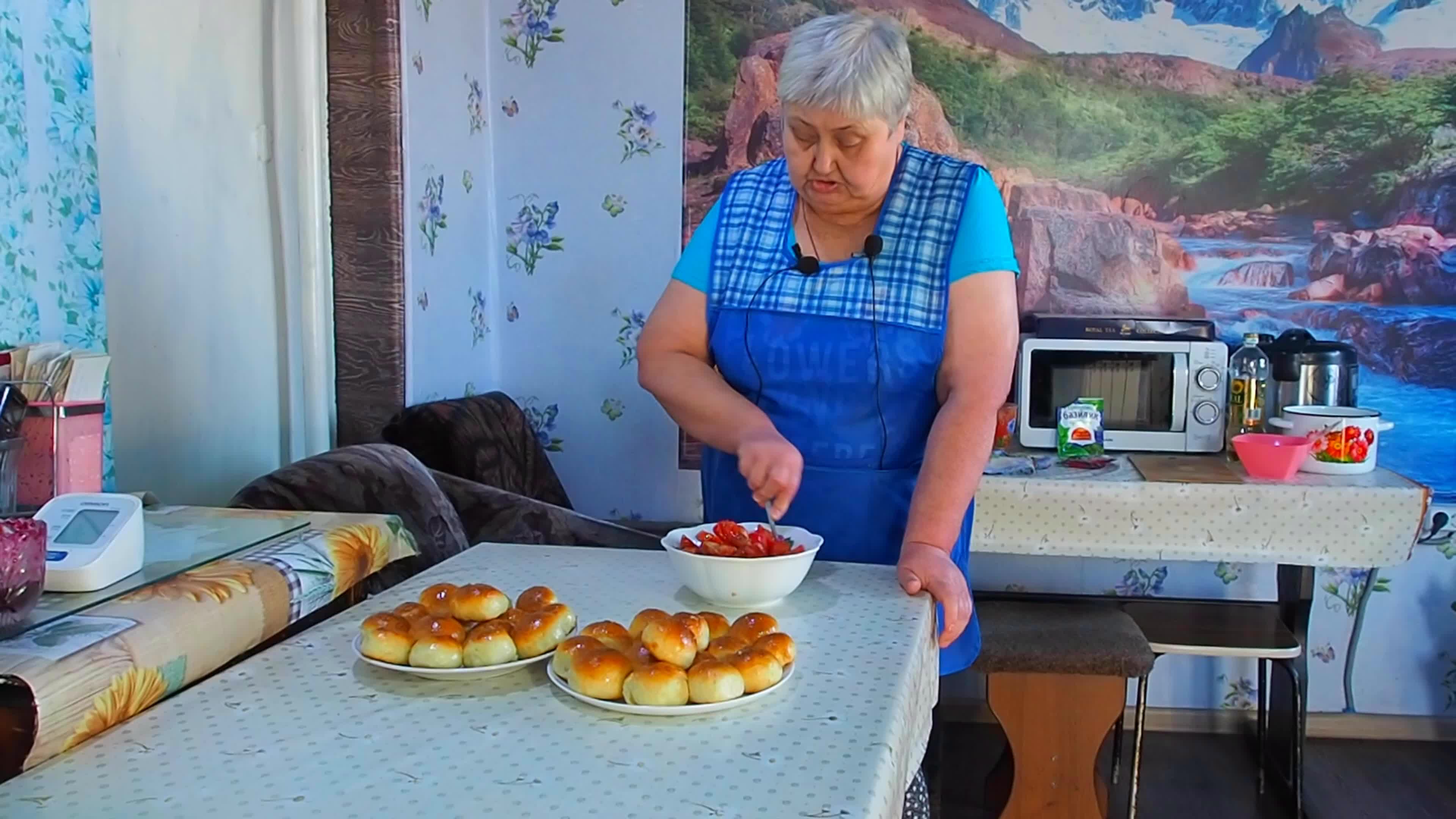 Пампушки с чесноком по-русски ДОБРАЯ МАМА ГОТОВИТ ВКУСНЫЕ ПАМПУШКИ К БОРЩУ  СО СМЕТАНКОЙ получается вкусно и аппетитно | ПОДВАЛ ИЛЬИЧА | Дзен