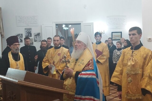    Фото:  АиФ Владыка Димитрий на праздничном молебне.