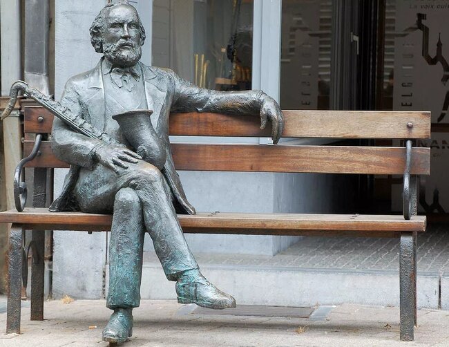 Памятник Адольфу Саксу в Динанте Бельгия Источник Яндекс Картинки