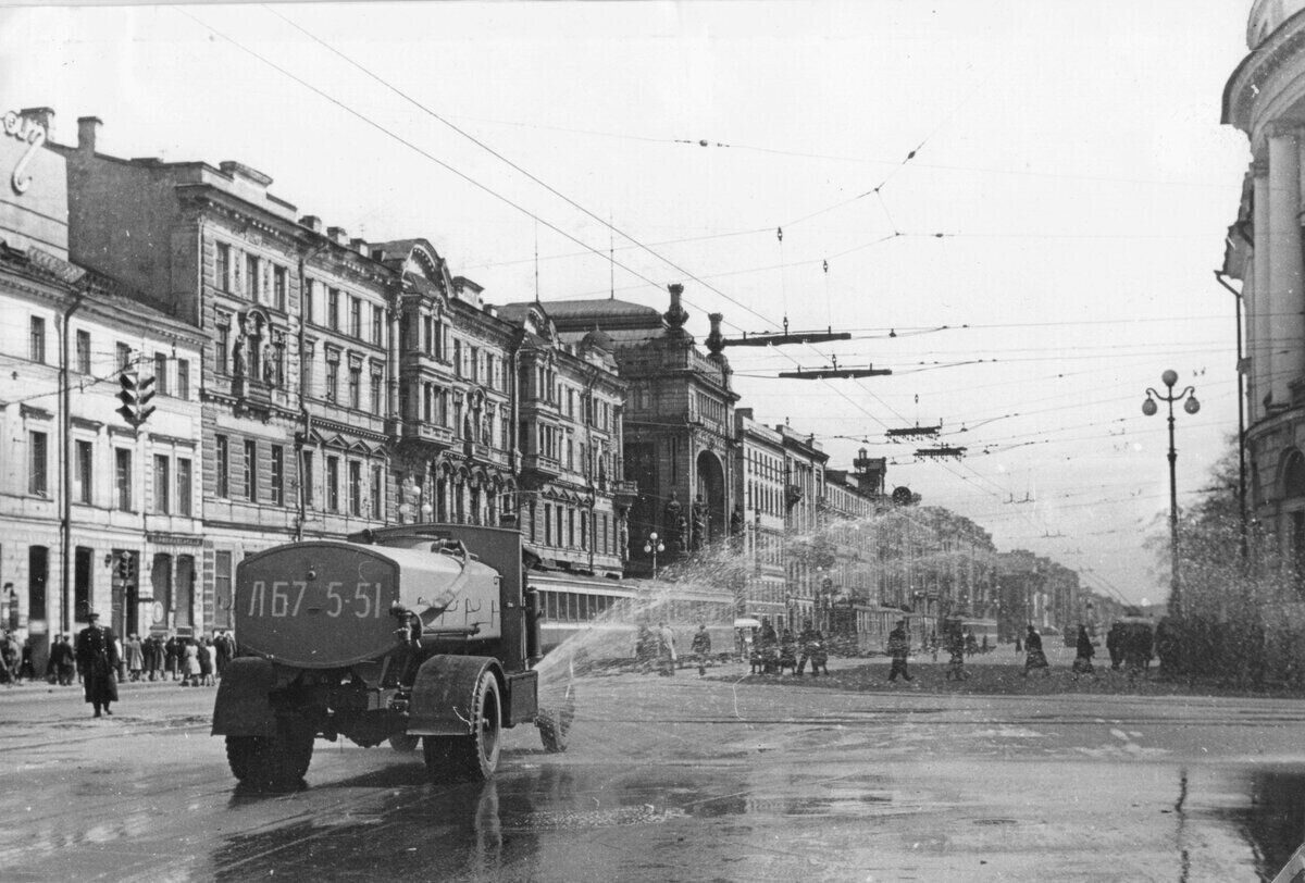 Фото Ленинград 1947 год. Невский проспект. Поворот на Садовую (переулок Крылова)