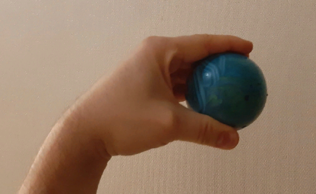 Твердый шар из литой резины.