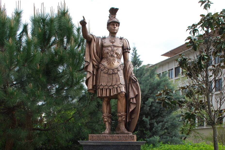 Памятник Пирру в греческом городе Янина