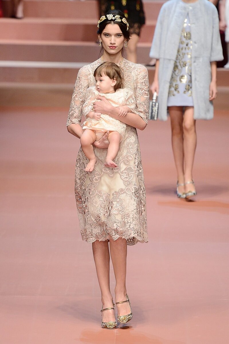 Mini me Бьянка Балти и ее дочь Матильда на показе D&G
