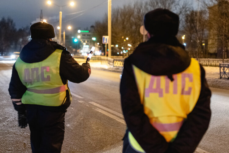  «Смогут ли инспекторы ГИБДД без проблем определить сезонность шин, наличие неработающей антиблокировочной системы или светодиодных ламп в фарах? С шинами проблем не возникнет — маркировка на шинах, в принципе, есть. С этим трудностей не будет» Фото: «БИЗНЕС Online»