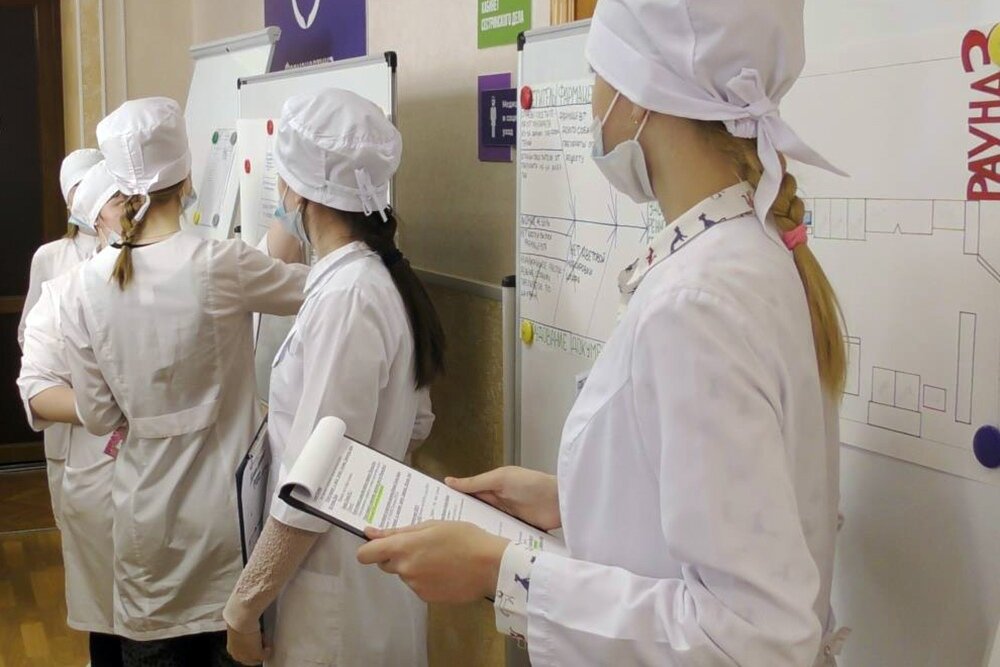 Девчонки успевали всё и учиться, и знакомиться с другими студентами, в городе погулять, на танцы сбегать, парней завести. (фото из открытых источников)