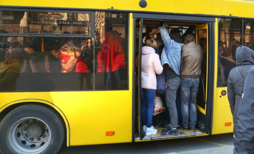 В жуткой давке в автобусе (взято из Яндекс картинки) 