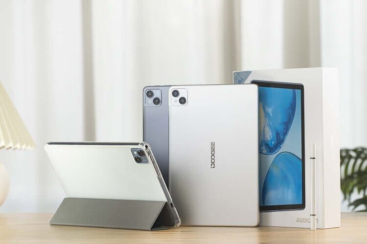    Планшет совместим с фирменным стилусом и чехлом-клавиатурой