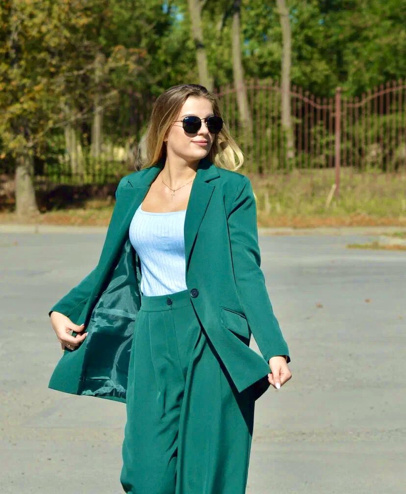 Мои ассоциации со словом «успех»- это изысканный костюм, устремлённый вперёд взгляд. А у вас? 