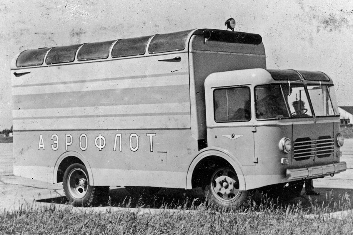  Такие автолифты модели АЛ-1 в 1960-х годах работали практически во всех аэропортах Советского Союза! Их строили в Риге, на Опытном заводе № 85, снабжая оригинальными бескапотными кабинами. Необходимость изменения компоновки диктовалась громоздкостью оборудования, которое требовалось разместить на сравнительно компактном шасси ГАЗ-51А   