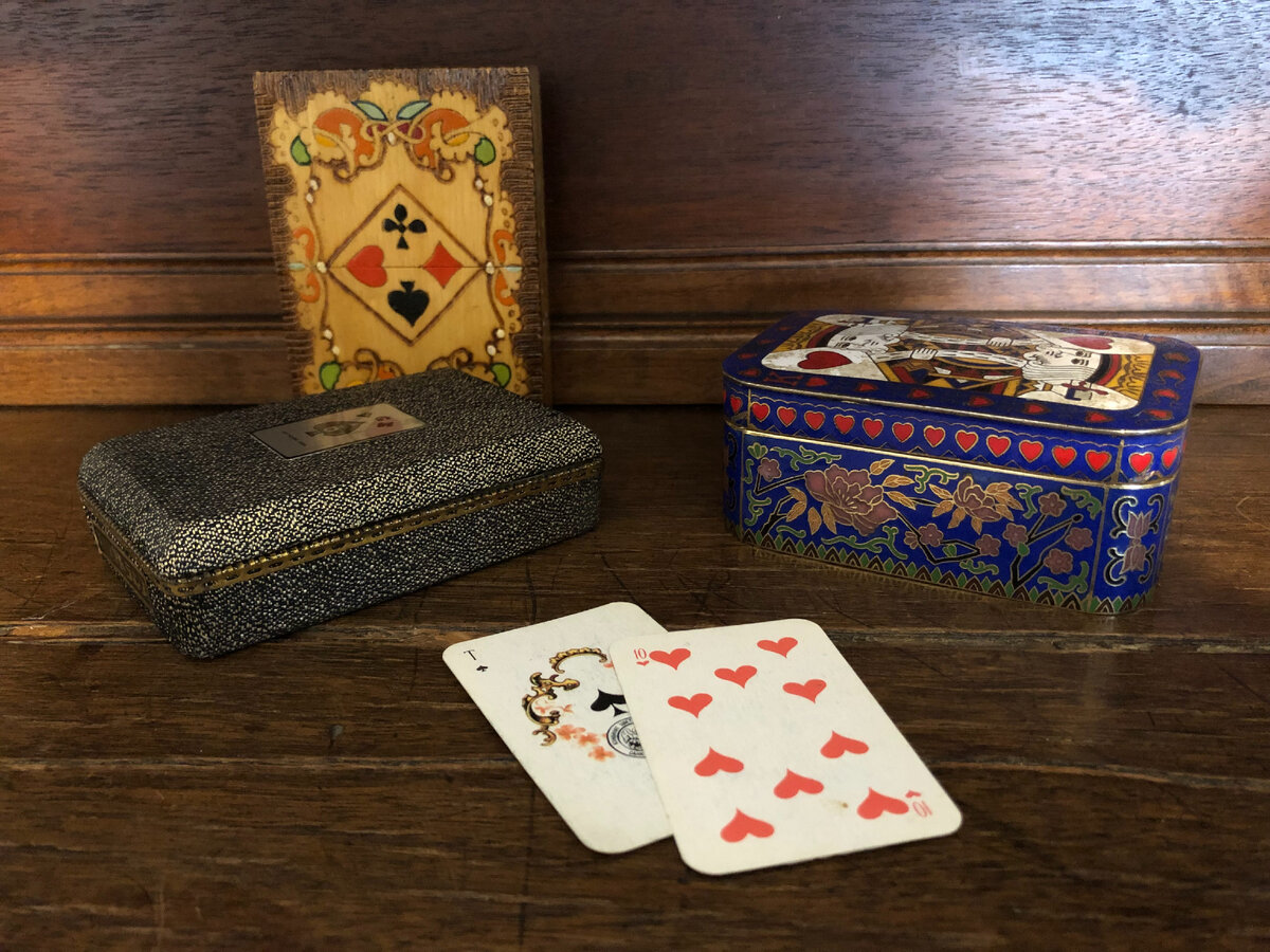 игральные карты и эксклюзивные коробки для них
