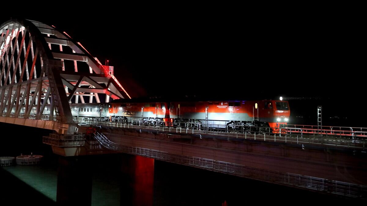    Поезд "Таврия", следующий по маршруту Санкт-Петербург - Севастополь на Крымском мосту© РИА Новости / Виталий Тимкив