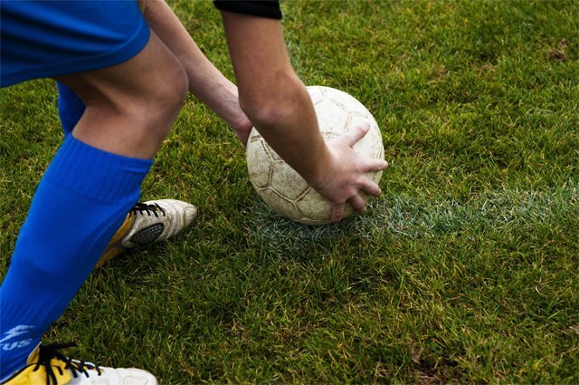    Почему в футболе мяч вводят в игру то руками, то ногами?