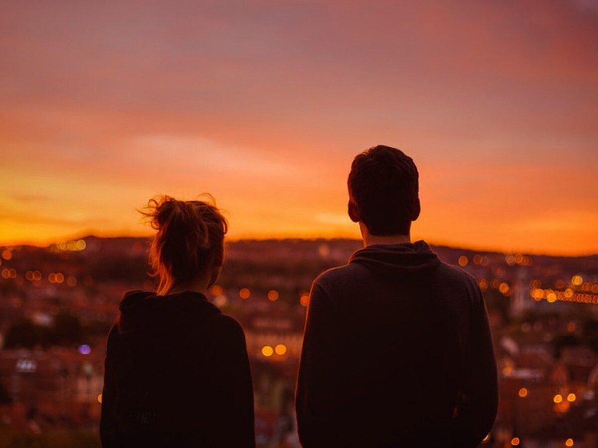 Стас на закате читает Нике стихи...