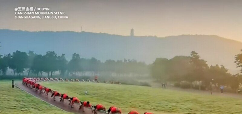    Видео: крокодильи бега — странное упражнение, которое захватило китайцев