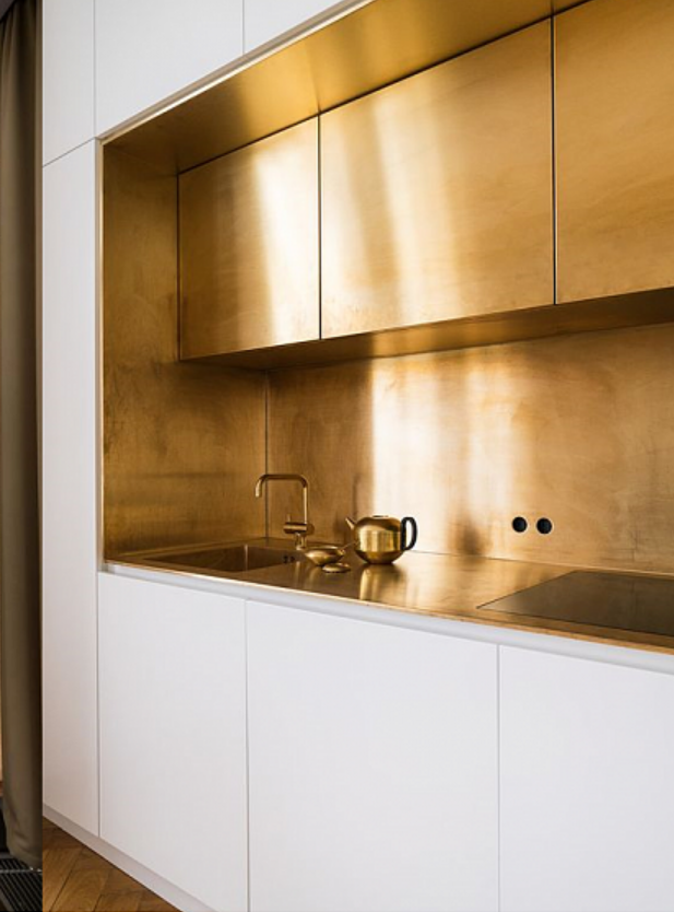 Фасады кухонных шкафчиков расположены в нише или сливаются со стенами