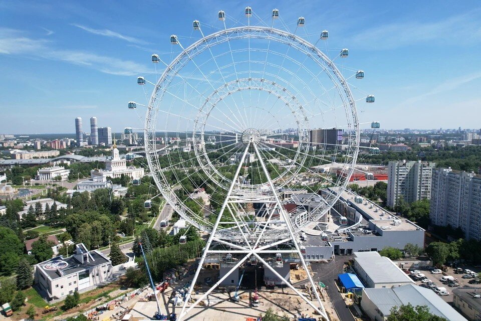     Полиция проверяет информацию о нелегальных перекупщиках билетов на колесо обозрения «Солнце Москвы» Иван МАКЕЕВ